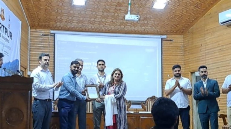 कश्मीर विश्वविद्यालय के गांधी भवन में उत्कृष्ट सामाजिक सेवा के लिए बिलाल भट सम्मानित