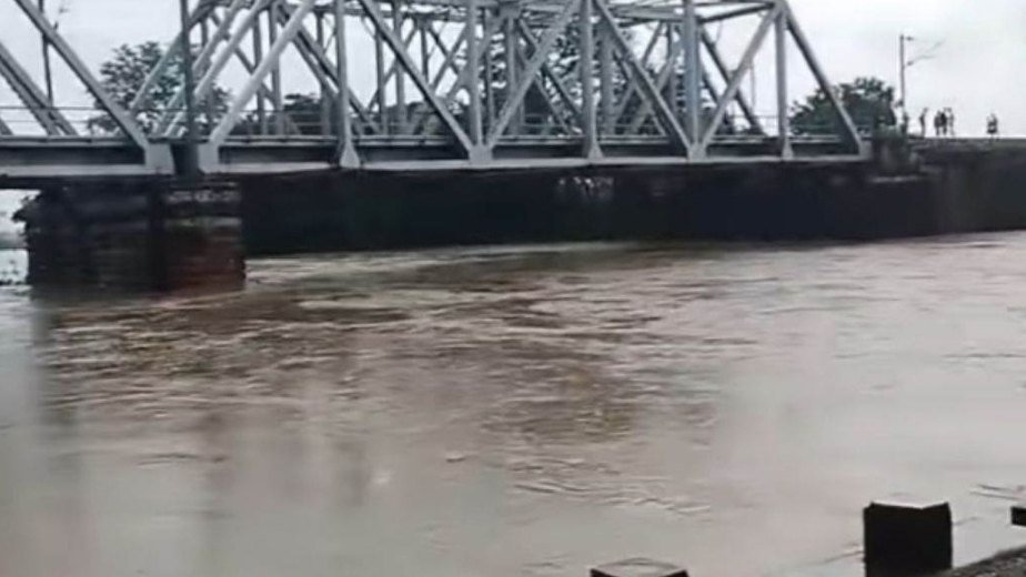 लगातार बारिश से मुंबई-हावड़ा रेलमार्ग हुआ प्रभावित, पानी का बहाव कम होने के बाद शुरू हुआ संचालन