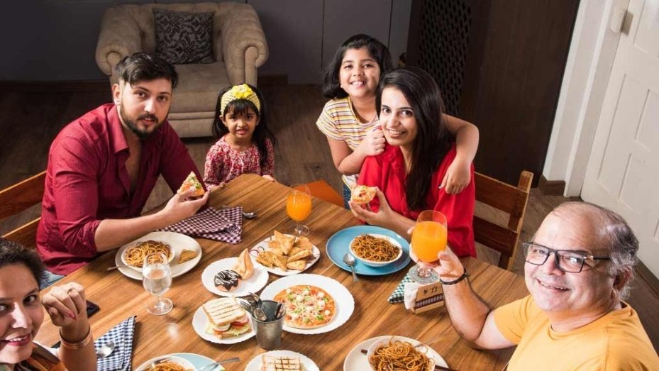 दूसरों के साथ खाना शेयर करने से होते हैं कई फ़ायदे, जानिए