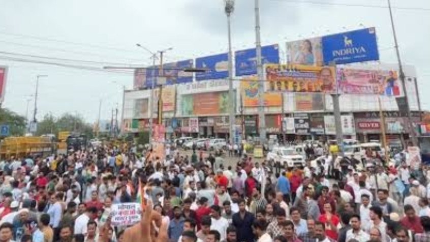 नगर निगम की सीलिंग कार्रवाई के खिलाफ सड़कों पर उतरे व्यापारी