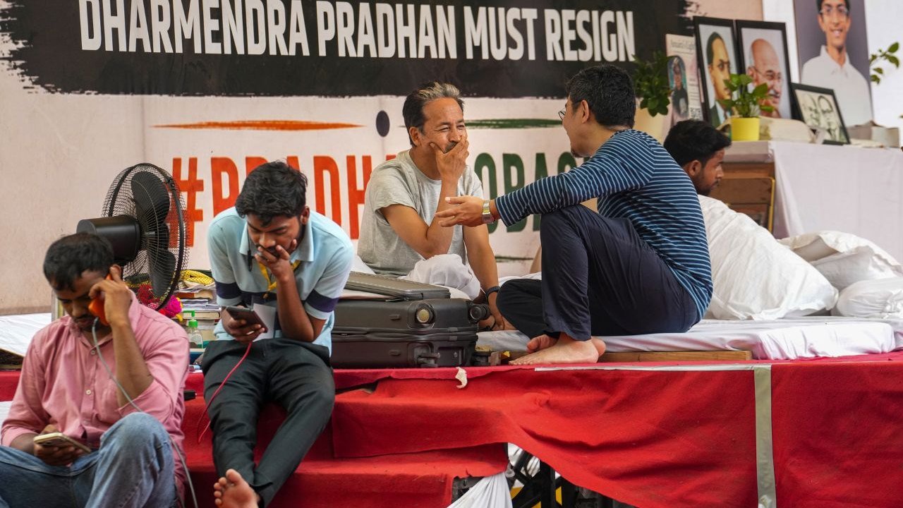भूख हड़ताल के 17वें दिन सोनम वांगचुक की सेहत बिगड़ी; विपक्षी नेताओं ने अनशन तोड़ने की अपील की