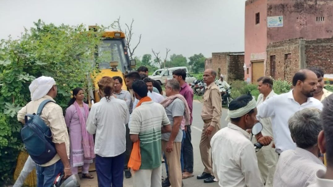 किसानों ने रोका बरहन बाईपास का निर्माण, काम शुरू होने से पहले मुआवजे की मांग
