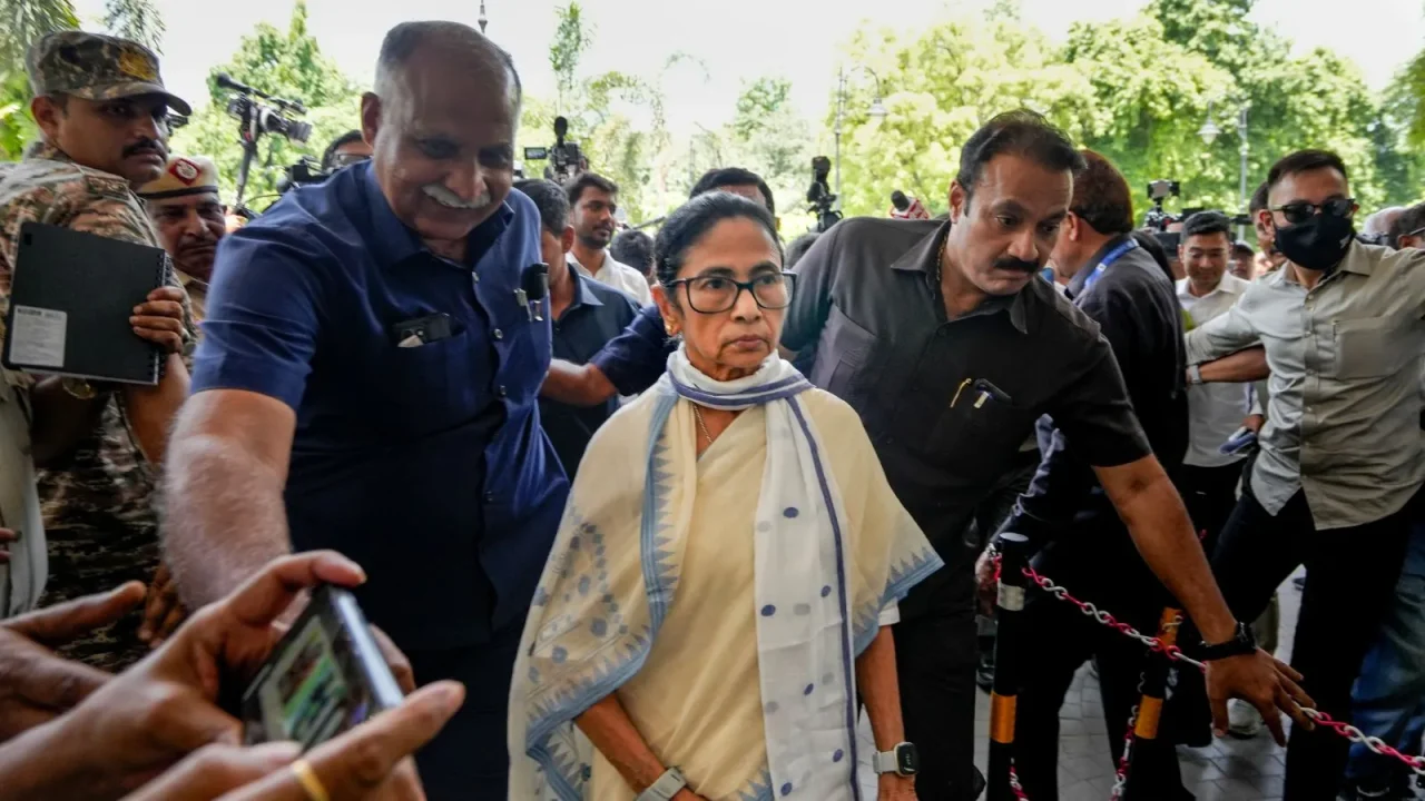 टीएमसी में सत्ता संघर्ष गहराया, बागी गुट ने कोलकाता मुख्यालय पर किया कब्जा