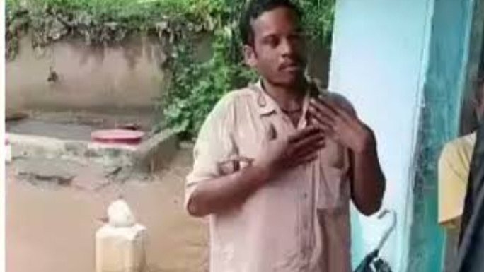 नशेड़ी युवक ने जहरीले सांप को गले में लपेटा, सांप ने नशे की हालत में युवक को कई बार डसा