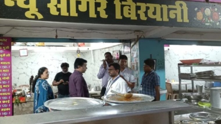 रेलवे स्टेशन के पास बिना लाइसेंस चल रहा था बिरयानी सेंटर, विभाग ने किया सील