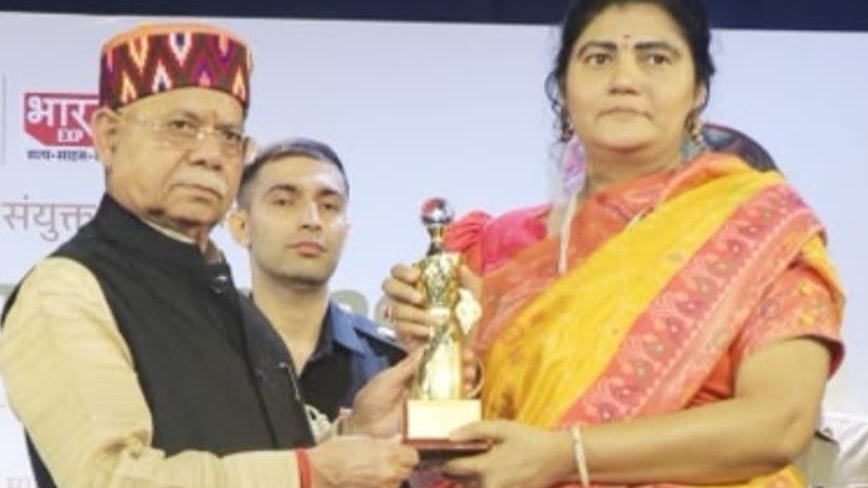 तेलंगाना के राज्यपाल शिव प्रताप शुक्ला ने राजदूत डॉ. थेजो कुमारी अमुदाला को सम्मान समारोह पुरस्कार से नवाजा