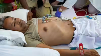 जब दिल्ली हाईकोर्ट ने प्रतिदिन चिकित्सा निगरानी का आदेश दिया, तब कपिल सिब्बल सोनम वांगचुक से भूख हड़ताल तोड़ने का आग्रह करते हुए।
