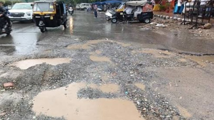 सड़कों से डामर-मिट्टी गायब, हाल-बेहाल, मानसूनी मौसम में हादसों को खुला निमंत्रण