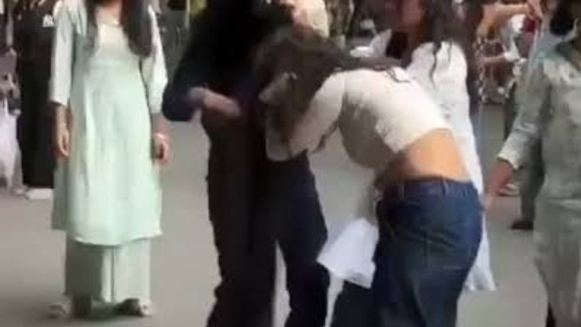 सागर में दो युवतियों की बीच मारपीट, पुरानी दुश्मनी में एक-दूसरे भिड़ गईं सहेलियां