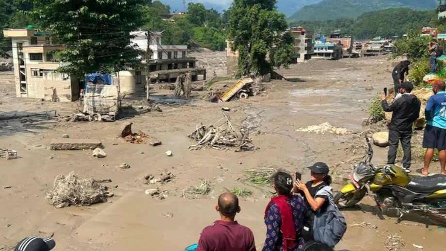 नेपाल में आई विनाशकारी बाढ़ के बाद लापता लोगों की तलाश में सुरक्षाकर्मी लगातार जुटे हुए