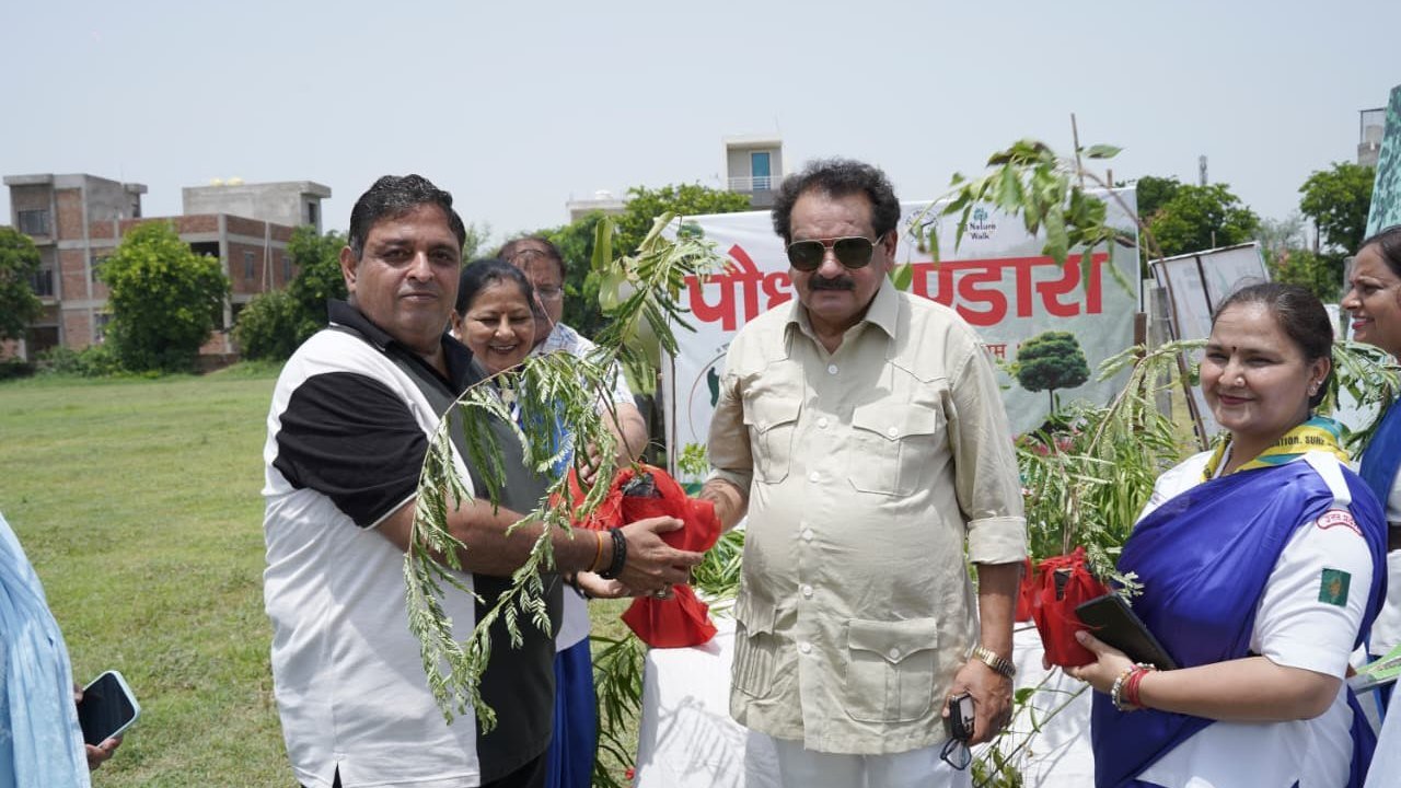 आगरा में शुरू हुआ विशाल पौधरोपण अभियान, जिले भर में 53.94 लाख पौधे लगाने का लक्ष्य
