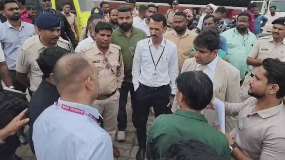 बंसल वन, डीबी मॉल समेत कई प्रतिष्ठानों पर छापे, वेज-नॉनवेज सामान एक ही डीप-फ्रीजर में मिला