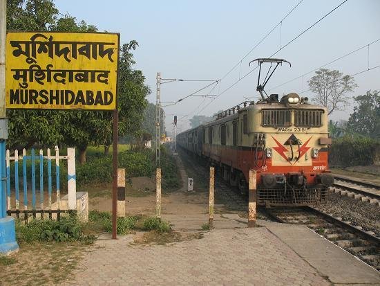 17 जुलाई, 2026 को पश्चिम बंगाल के मुर्शिदाबाद में एक रेलवे समपार पर एक पैसेंजर ट्रेन के एक स्कूल वैन से टकराने के बाद प्रतिक्रिया देते बचाव दल।